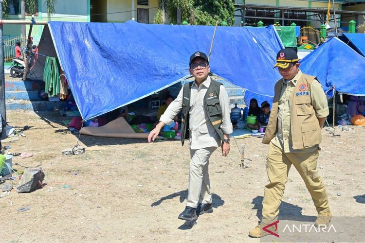 menko-pmk-tinjau-posko-pengungsian-gempa-ntt-2843804.jpg